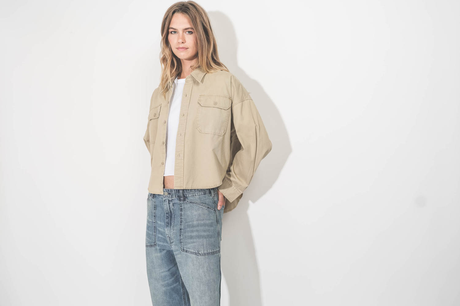 Chemise Cropped Utility Shirt Denimist en coton beige. Portée ouverte de face.