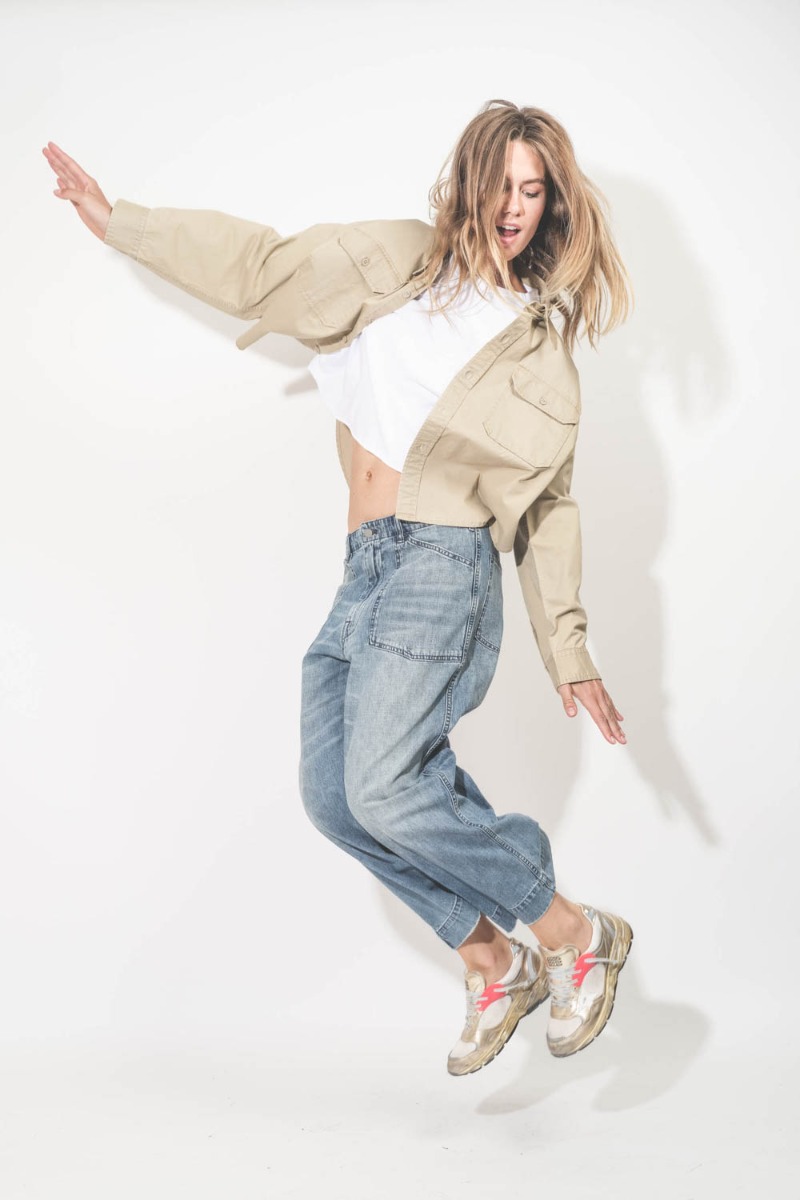 Chemise Cropped Utility Shirt Denimist en coton beige. Portée avec un tee-shirt blanc.