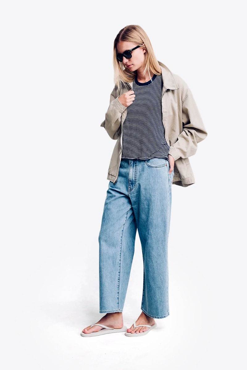 Jean ample Georgia Denimist en denim bleu clair d&eacute;lavage &laquo; Stone Wash Blue &raquo;, port&eacute; de profil.