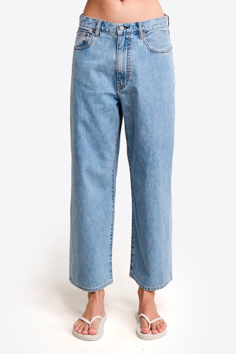 Jean ample Georgia Denimist en denim bleu clair d&eacute;lavage &laquo; Stone Wash Blue &raquo;, port&eacute; de face.