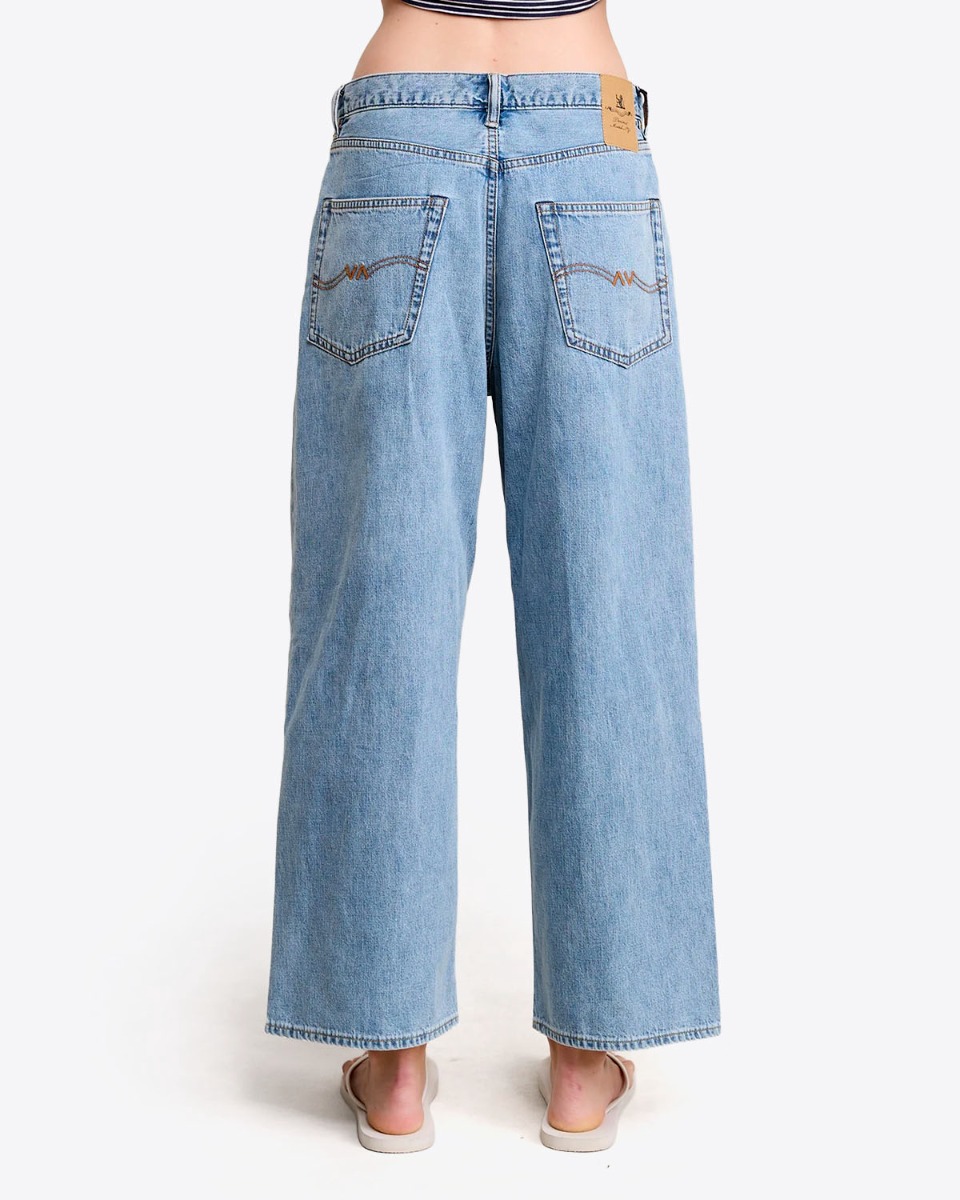 Jean ample Georgia Denimist en denim bleu clair d&eacute;lavage &laquo; Stone Wash Blue &raquo;, port&eacute; de dos.