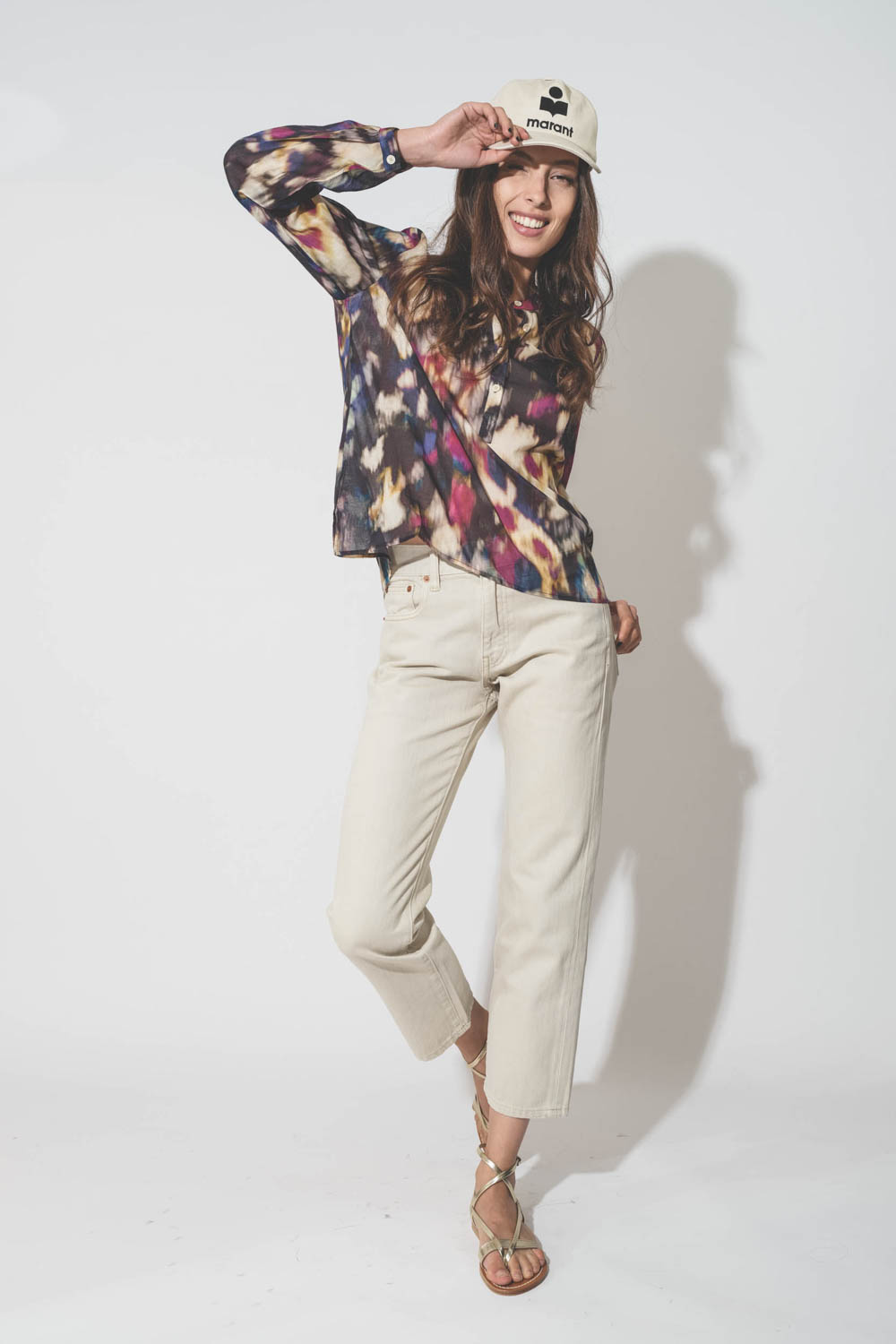 Jean en toile beige slim boyfriend Lindsay Denimist. Porté avec une blouse en voile de coton Tie and Dye.