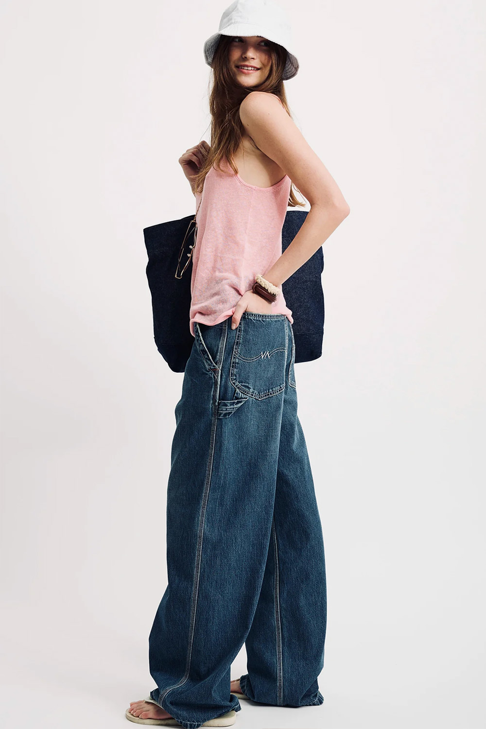 Produit Jean large en toile denim bleu Carpenter Teri Denimist. Porté de profil. 