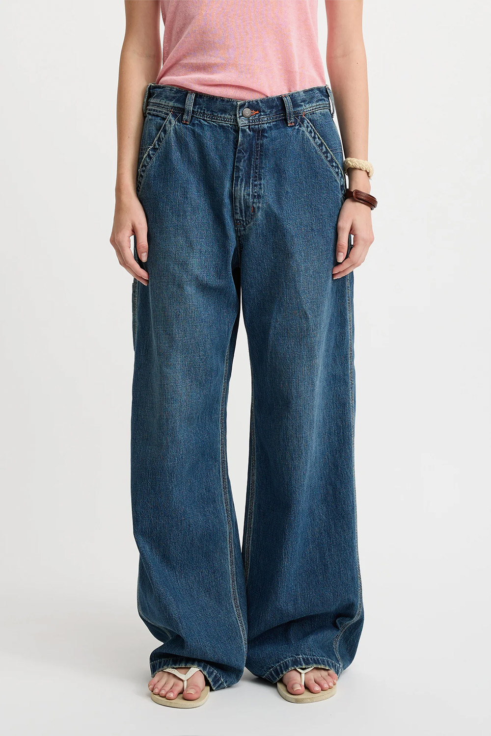 Jean large en toile denim bleu Carpenter Teri Denimist. Porté de face.