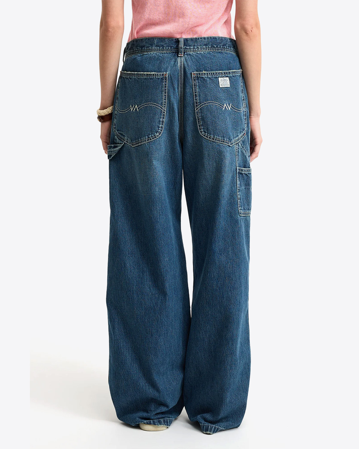 Jean large en toile denim bleu Carpenter Teri Denimist. Porté de dos.