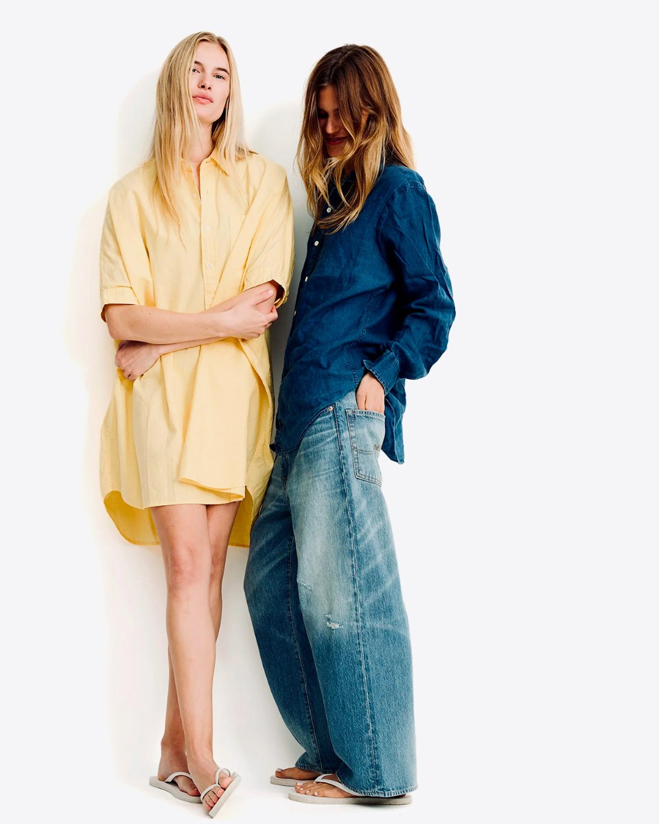 Jean droit Georgia Denimist en denim bleu d&eacute;lavage Glenmore Blue effet us&eacute;, port&eacute; de profil avec une chemise Boyfriend.