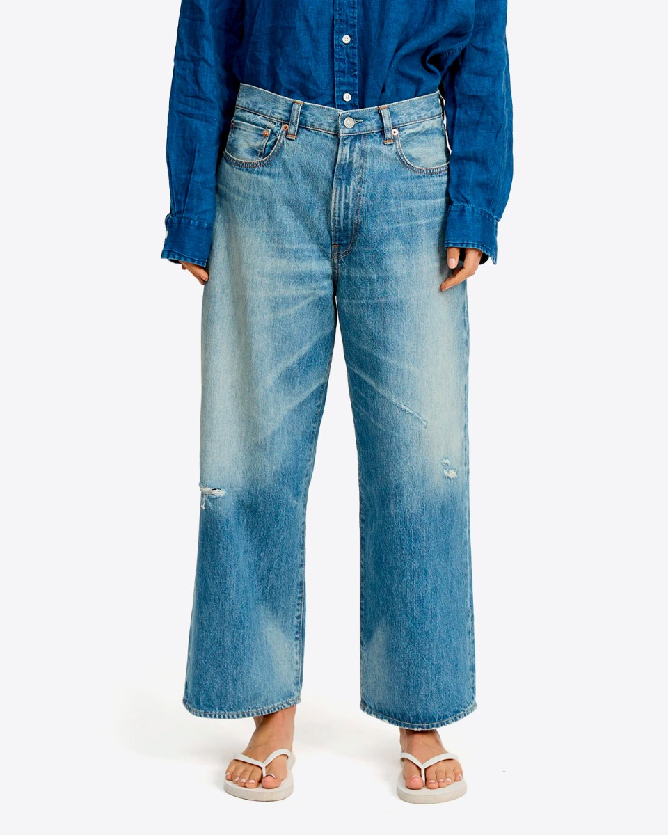 Jean droit Georgia Denimist en denim bleu d&eacute;lavage Glenmore Blue effet us&eacute;, port&eacute; de face.