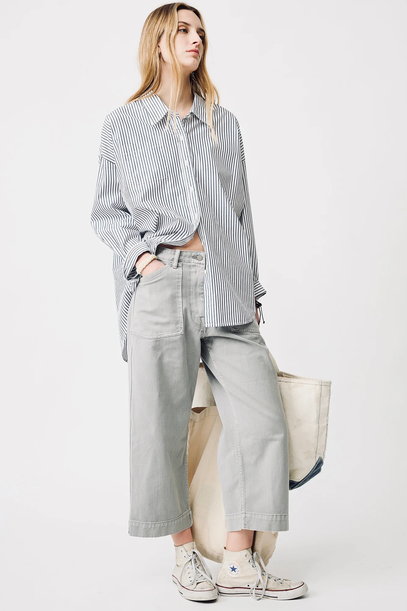 Jean Georgia Work Denimist en toile de coton gris clair, porté de face avec une chemise à rayures.