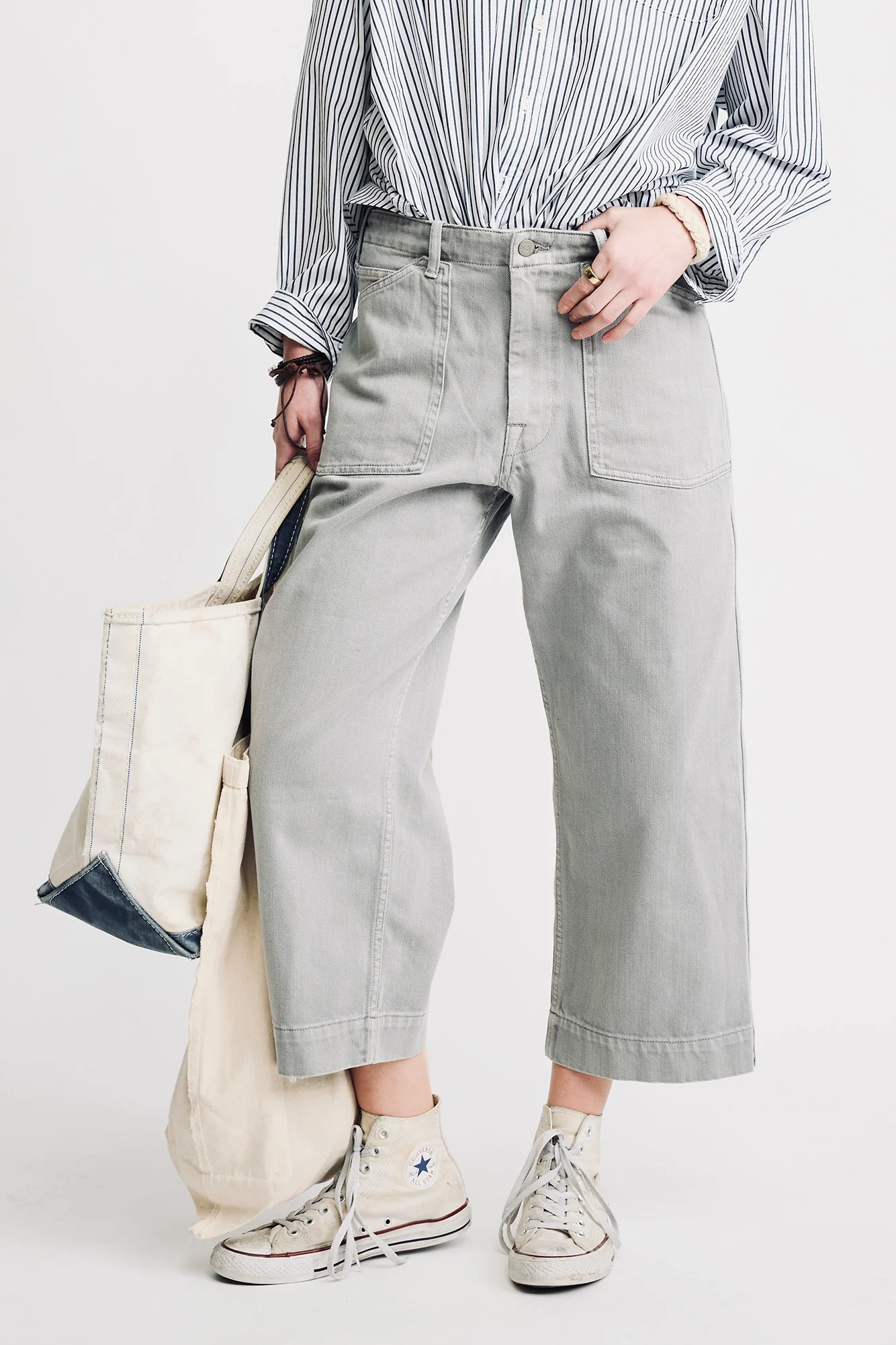 Jean Georgia Work Denimist en toile de coton gris clair, porté de face.