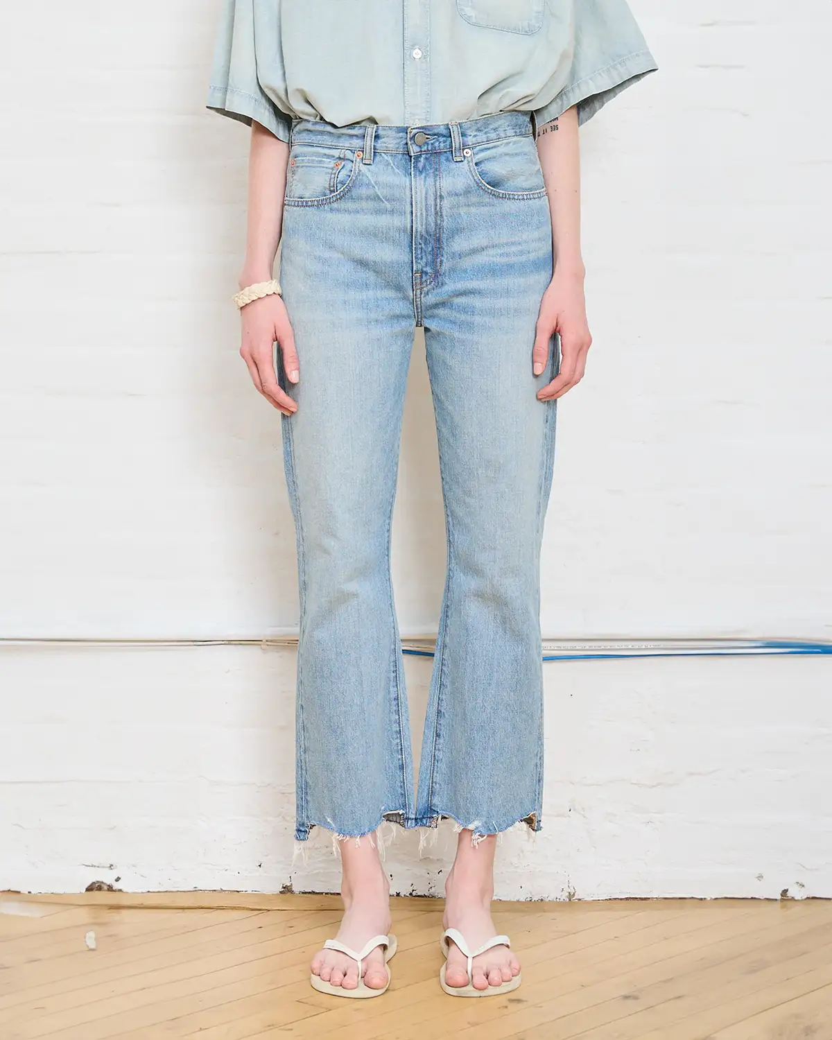 Jean court Jacklyn Slim Vick délavage Bleu ciel Denimist. Porté de face. 