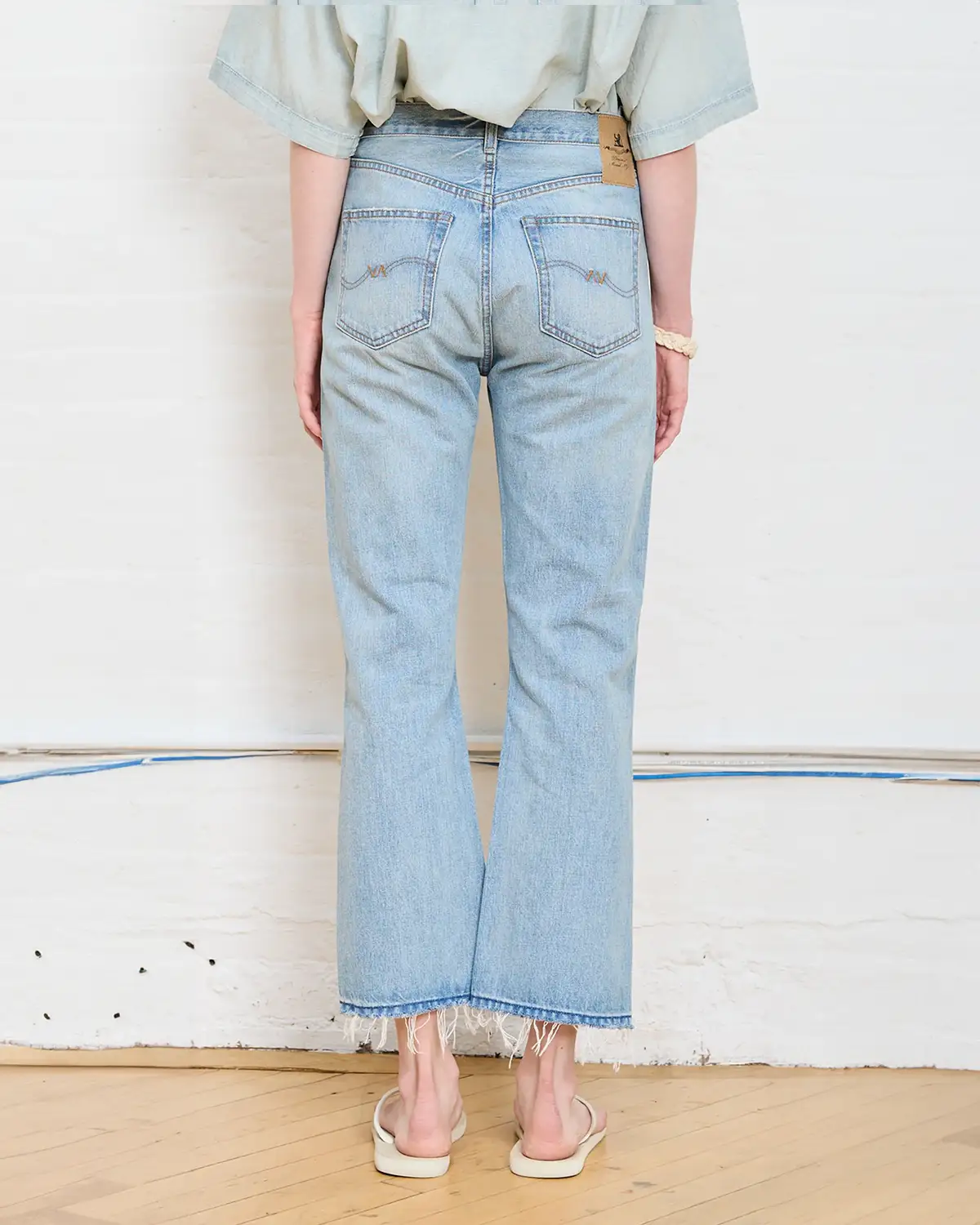 Jean court Jacklyn Slim Vick délavage Bleu ciel Denimist. Porté de dos.