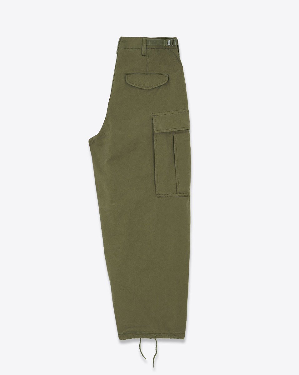 Pantalon court Cargo Denimist en toile de coton vert olive. Vue de profil.