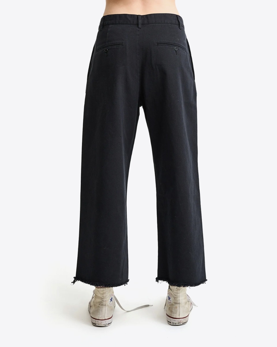 Pantalon chino à pinces Denimist en toile de coton noir porté de dos. 