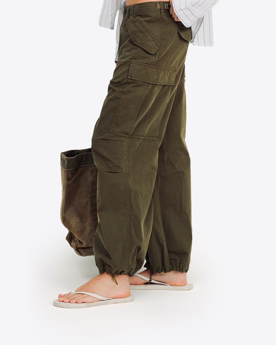 Pantalon court Cargo Denimist en toile de coton vert olive, port&eacute; de profil.