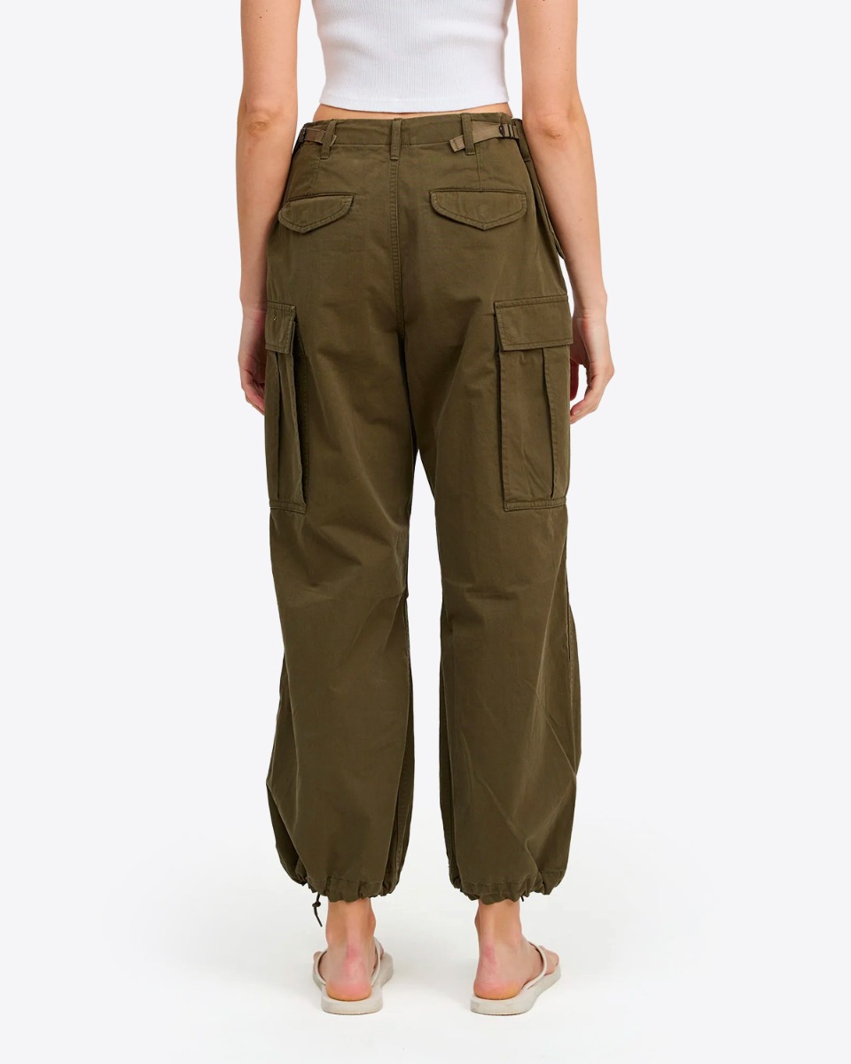 Pantalon court Cargo Denimist en toile de coton vert olive, port&eacute; de dos.