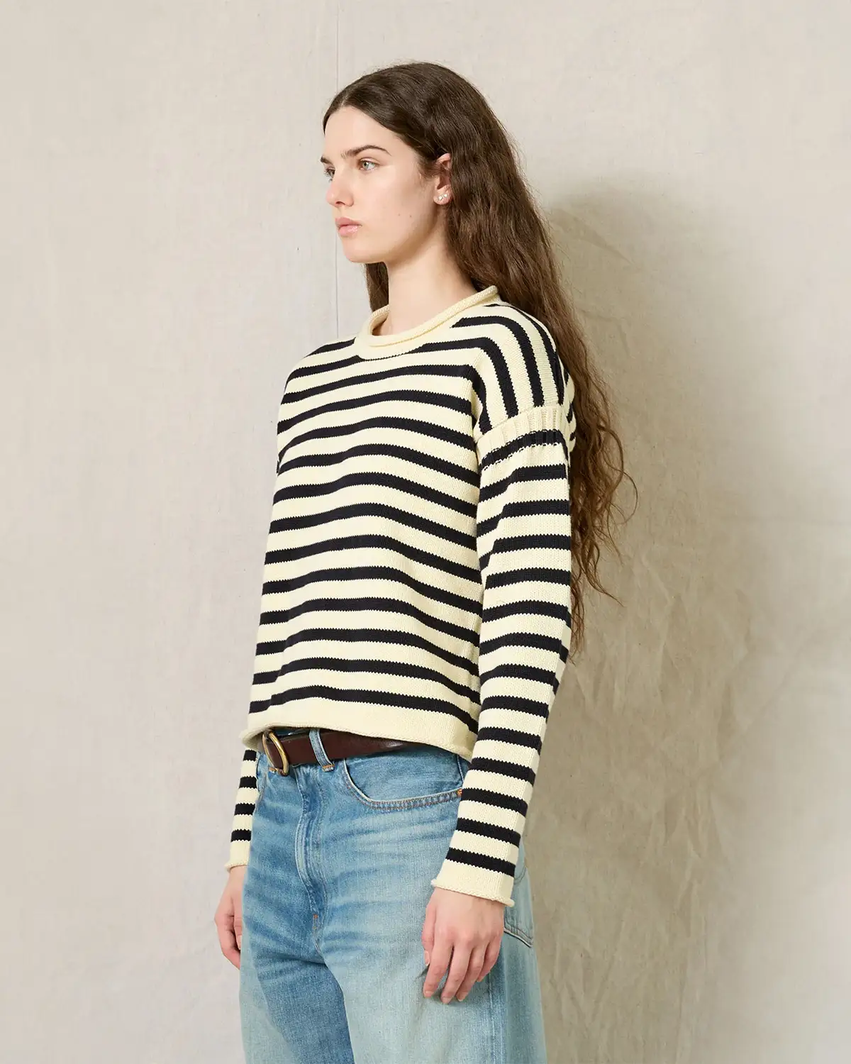 Pull marinière Denimist. Vue porté profil.