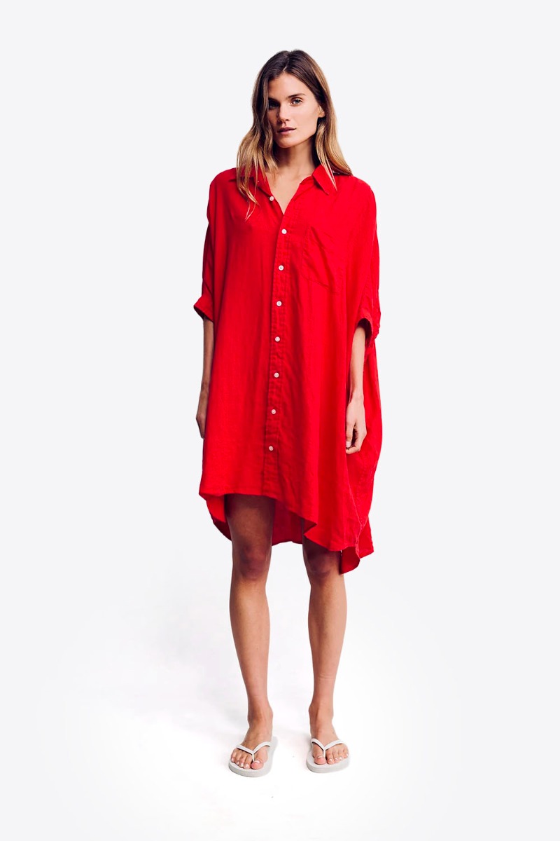 Robe chemise oversize Denimist en lin rouge, port&eacute;e de face.