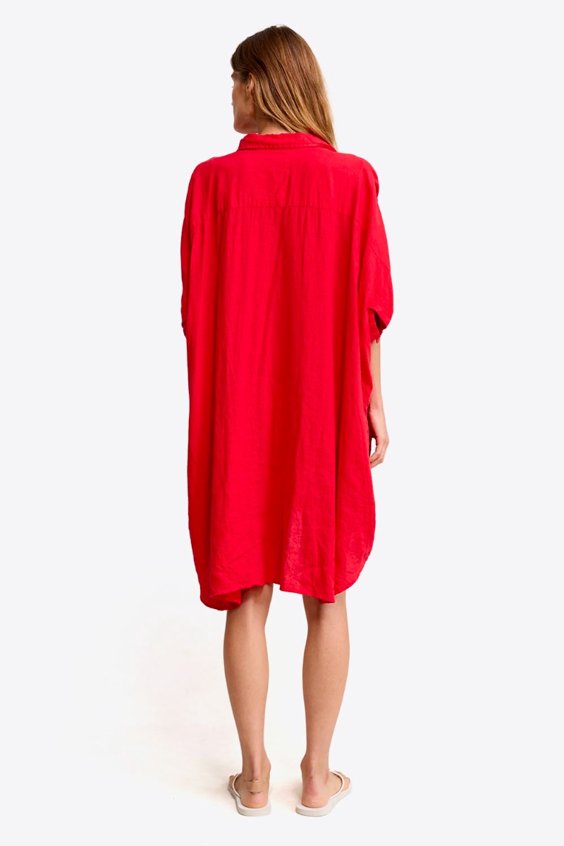 Robe chemise oversize Denimist en lin rouge, port&eacute;e de dos.