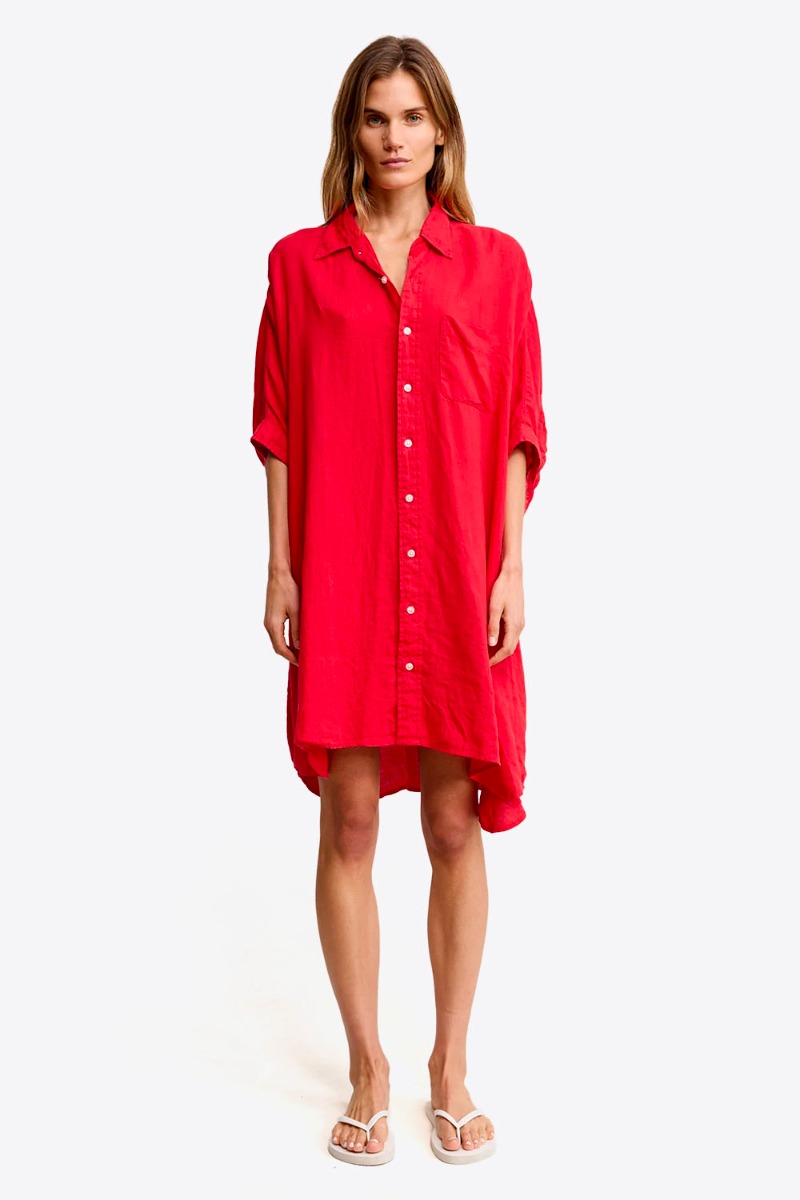 Robe chemise oversize Denimist en lin rouge, port&eacute;e de face avec des sandales plates.