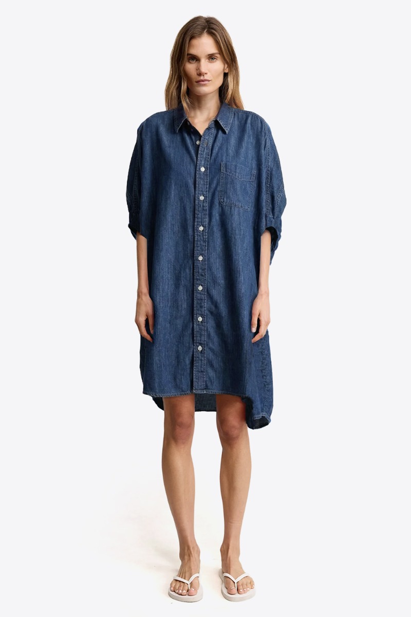 Robe chemise oversize Seymour Denimist en chambray indigo, port&eacute;e de face.