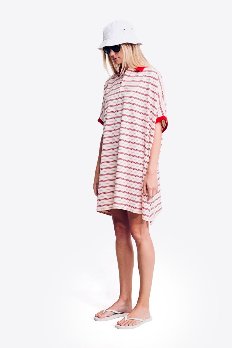 Robe polo oversize Denimist en jersey de coton ray&eacute; blanc et rouge, port&eacute;e de profil.