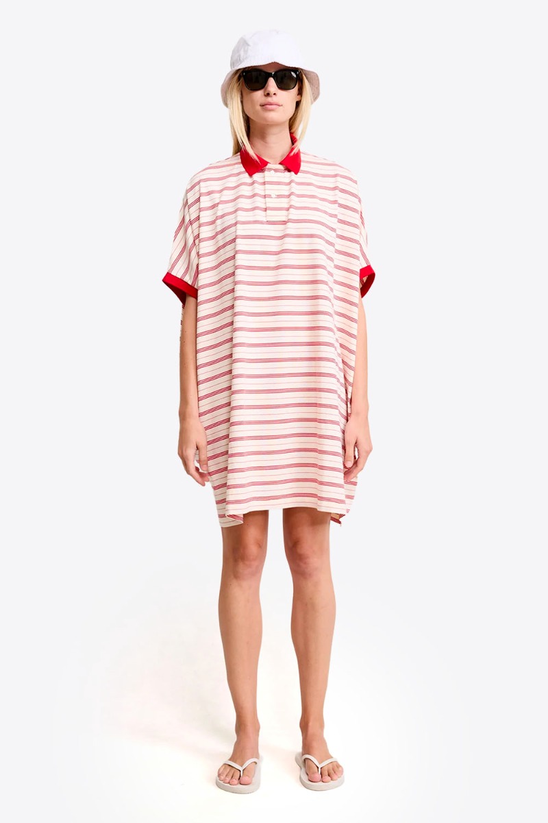 Robe polo oversize Denimist en jersey de coton ray&eacute; blanc et rouge, port&eacute;e de face.