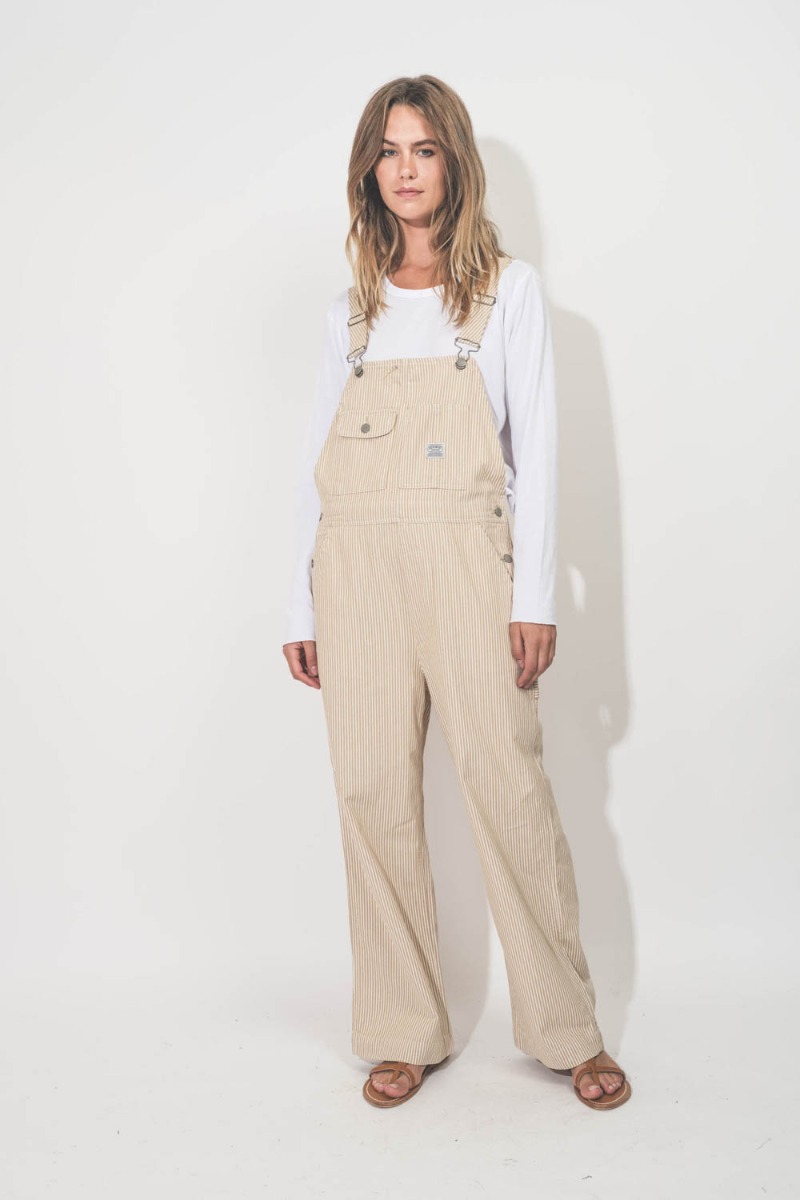 Salopette Overall à rayures kaki Denimist. Portée de face sur un t-shirt manches longues.