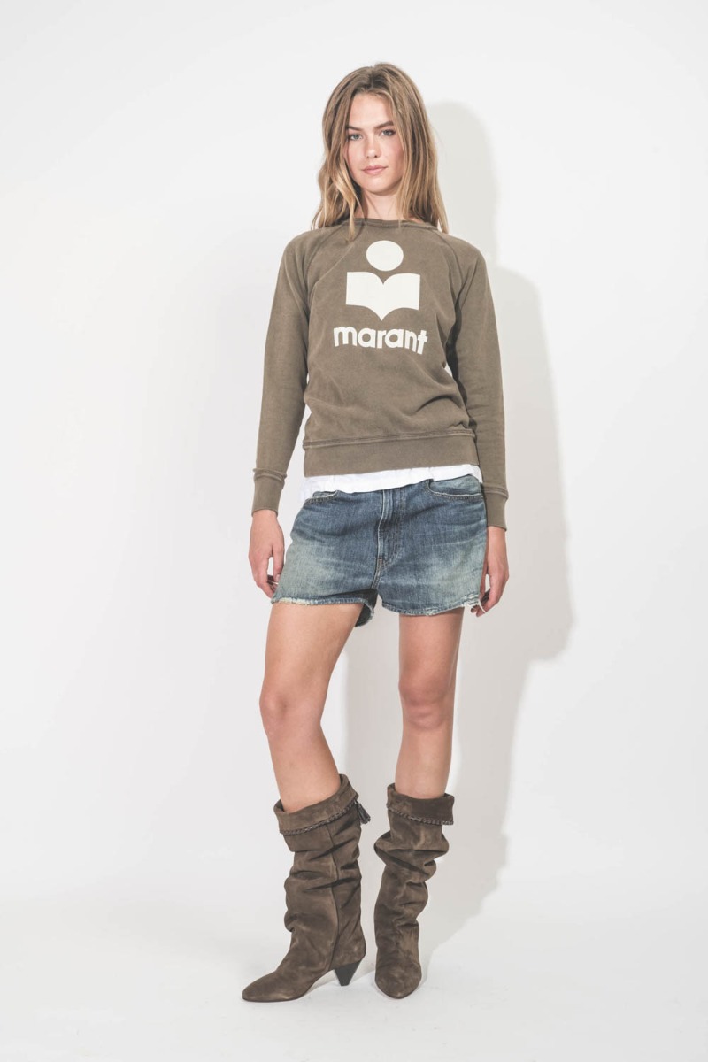 Short Haisley Denimist en denim bleu délavé Esther Blue. Porté de face avec un sweatshirt Isabel Marant Etoile.