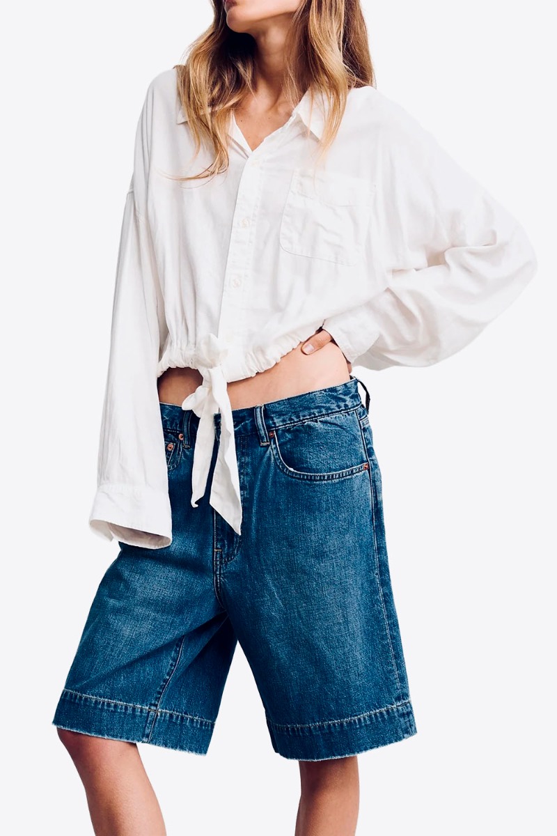 Short en jean long Keaton Relaxed Denimist en denim bleu fonc&eacute; d&eacute;lavage &laquo; Shane Indigo &raquo;, port&eacute; avec une chemise blanche.