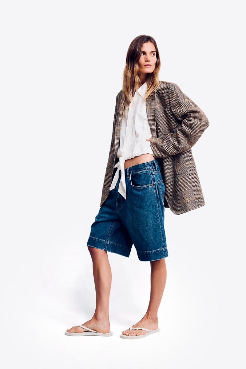 Short en jean long Keaton Relaxed Denimist en denim bleu fonc&eacute; d&eacute;lavage &laquo; Shane Indigo &raquo;, port&eacute; de profil.