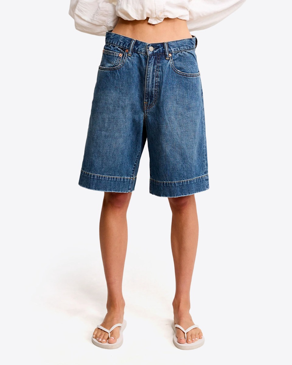 Short en jean long Keaton Relaxed Denimist en denim bleu fonc&eacute; d&eacute;lavage &laquo; Shane Indigo &raquo;, port&eacute; de face.