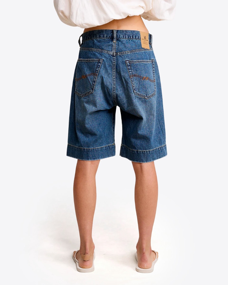 Short en jean long Keaton Relaxed Denimist en denim bleu fonc&eacute; d&eacute;lavage &laquo; Shane Indigo &raquo;, port&eacute; de dos.