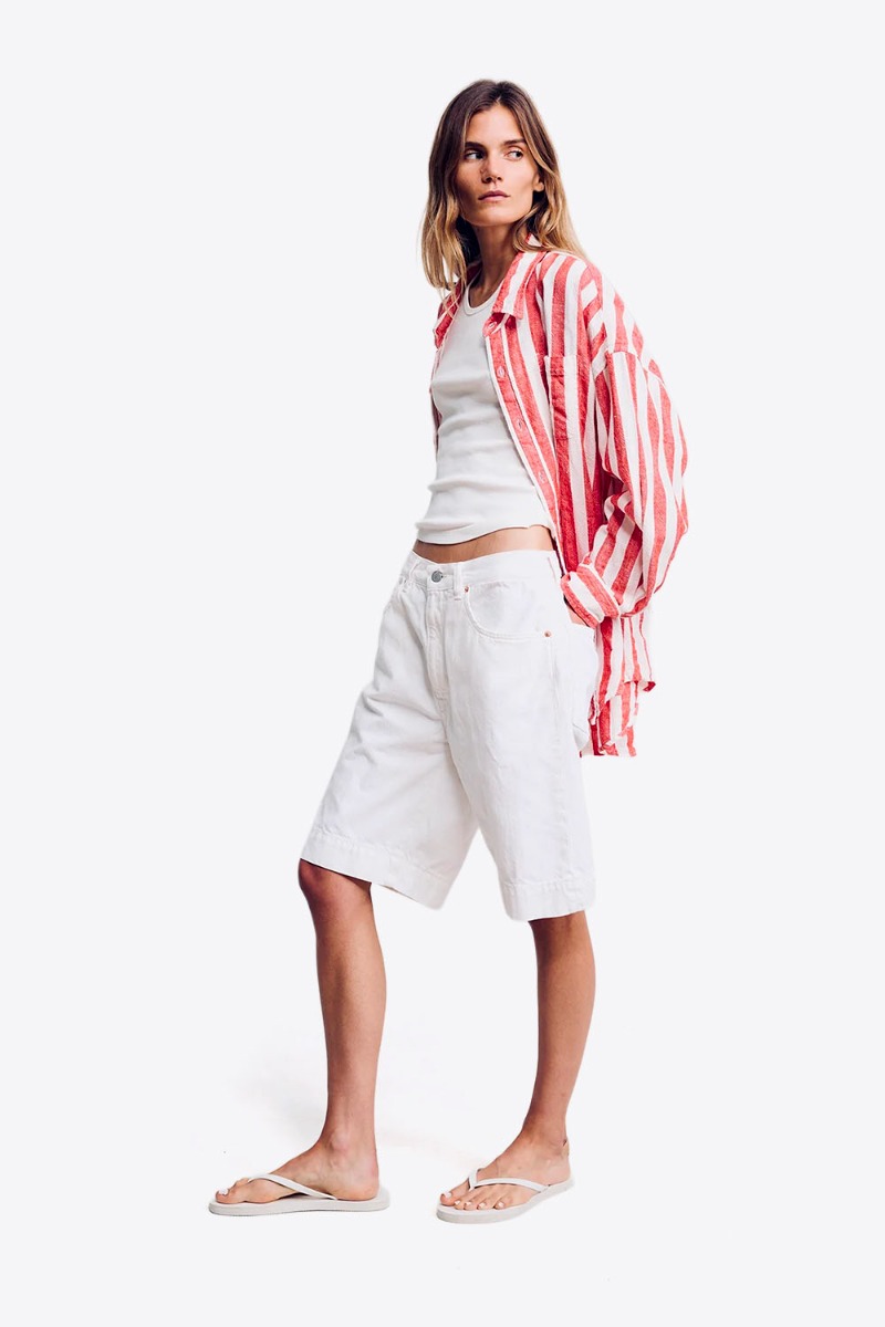 Short long Keaton Relaxed Denimist en denim blanc, port&eacute; de profil. 