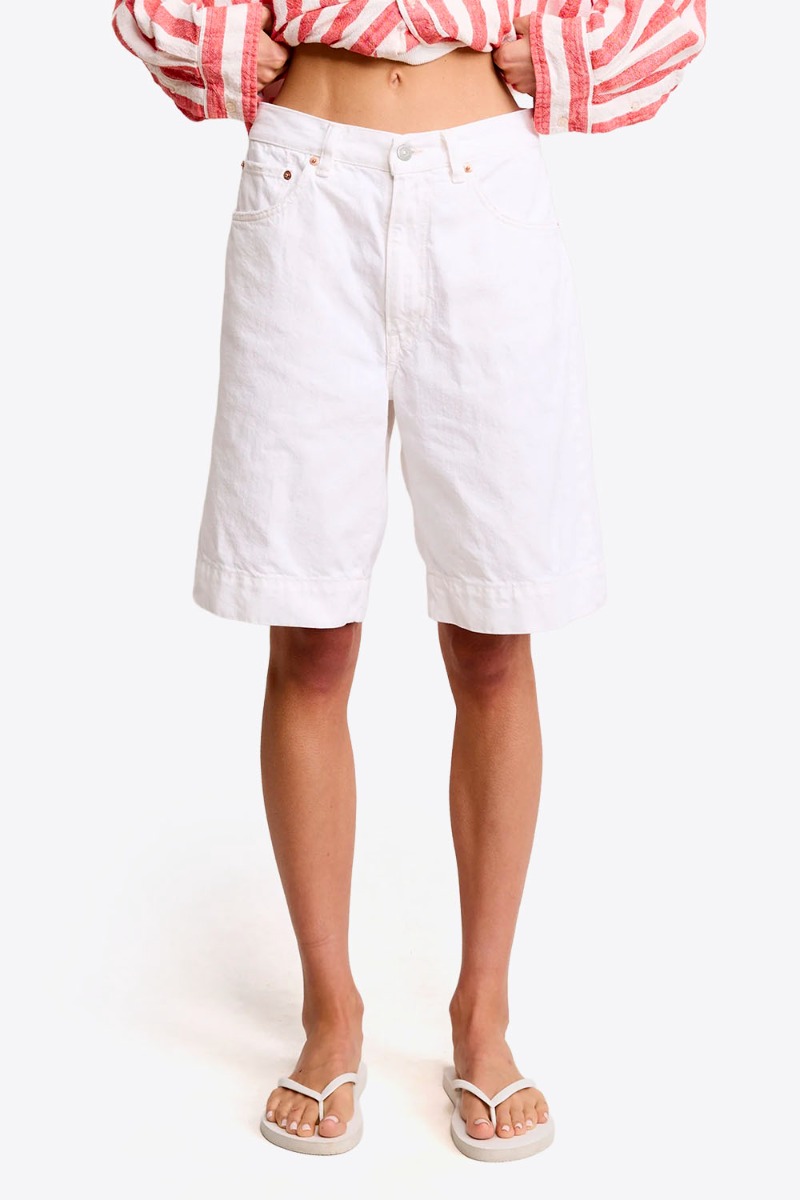 Short long Keaton Relaxed Denimist en denim blanc, port&eacute; de face.