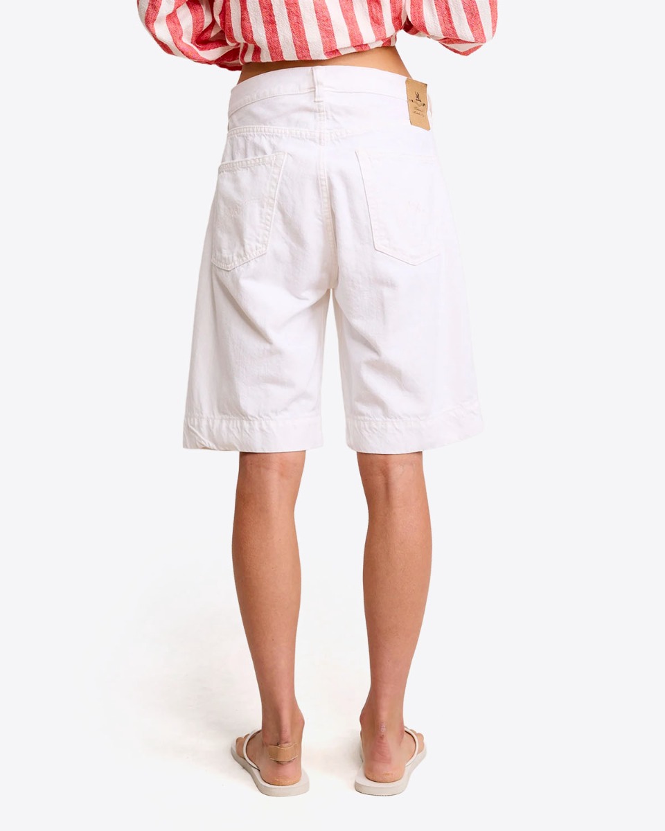 Short long Keaton Relaxed Denimist en denim blanc, port&eacute; de dos.
