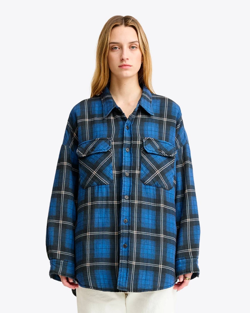 Veste chemise CPO Shirt Jacket Denimist matelass&eacute;e &agrave; carreaux bleus et noirs, port&eacute;e de face.