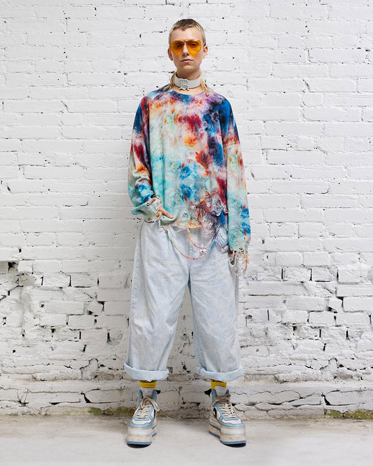 Pull oversized tie and dye dévoré Destroyed R13. Porté Face.