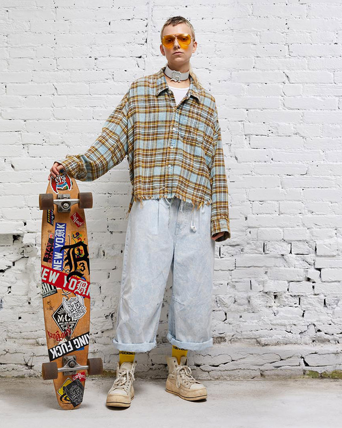 Chemise à carreaux bord franc bleu ciel Drop Neck Cropped shirt Bright Blue Plaid R13. Porté face. 