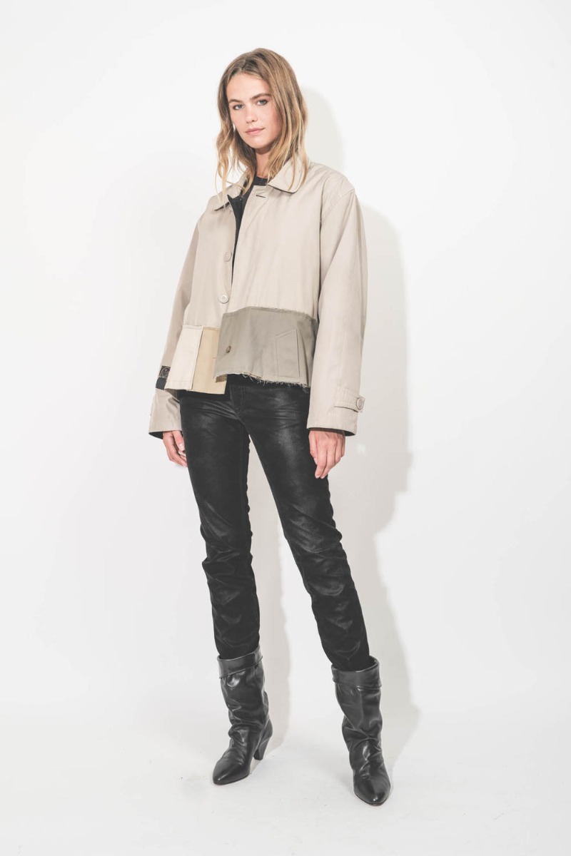 Manteau beige en tissus upcycl&eacute;s, mod&egrave;le court sign&eacute; Yekaterina Ivankova port&eacute; de face.
