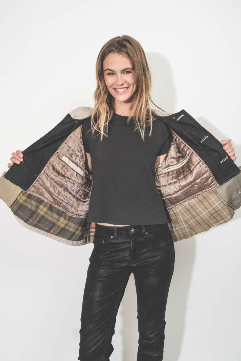 Pi&egrave;ce unique Yekaterina Ivankova, manteau court esprit trench beige. Finitions int&eacute;rieures.