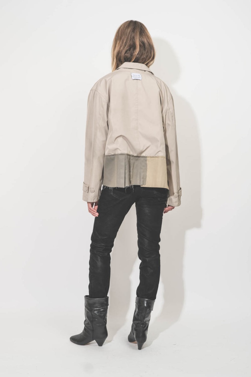 Trench revisit&eacute; en version courte, confection upcycl&eacute;e Yekaterina Ivankova port&eacute; de dos. 