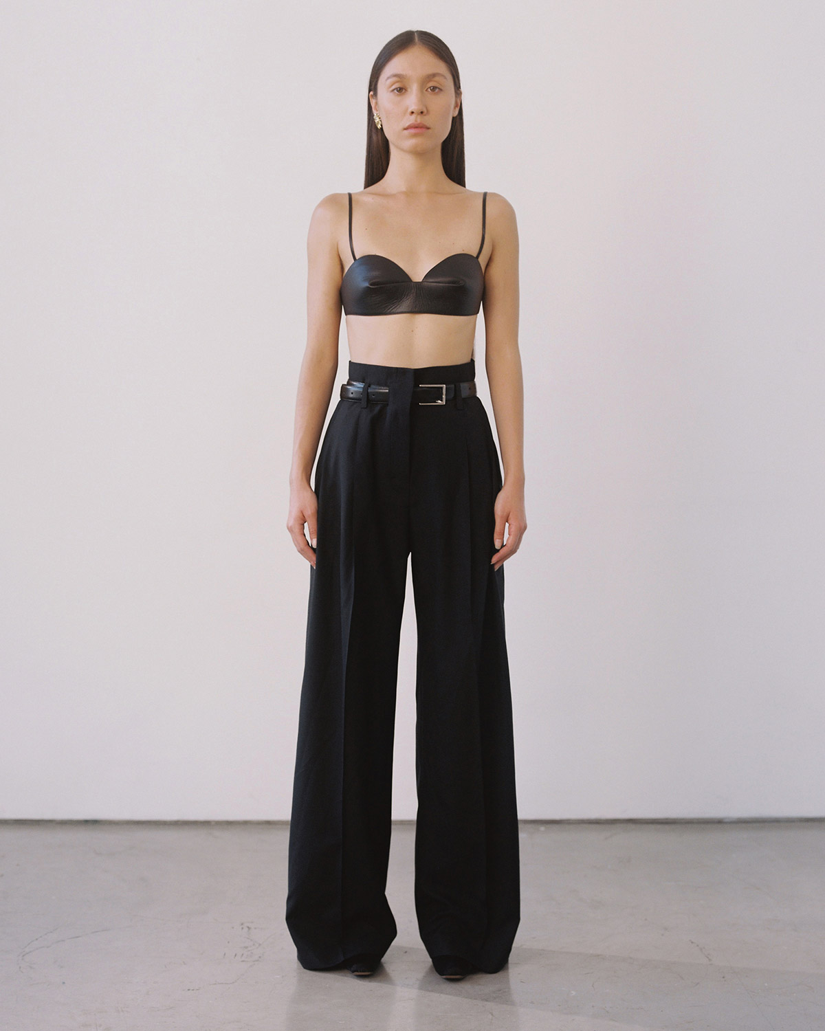 Pantalon large taille haute avec ceinture en cuir Wilhelm Vautrait. Face.