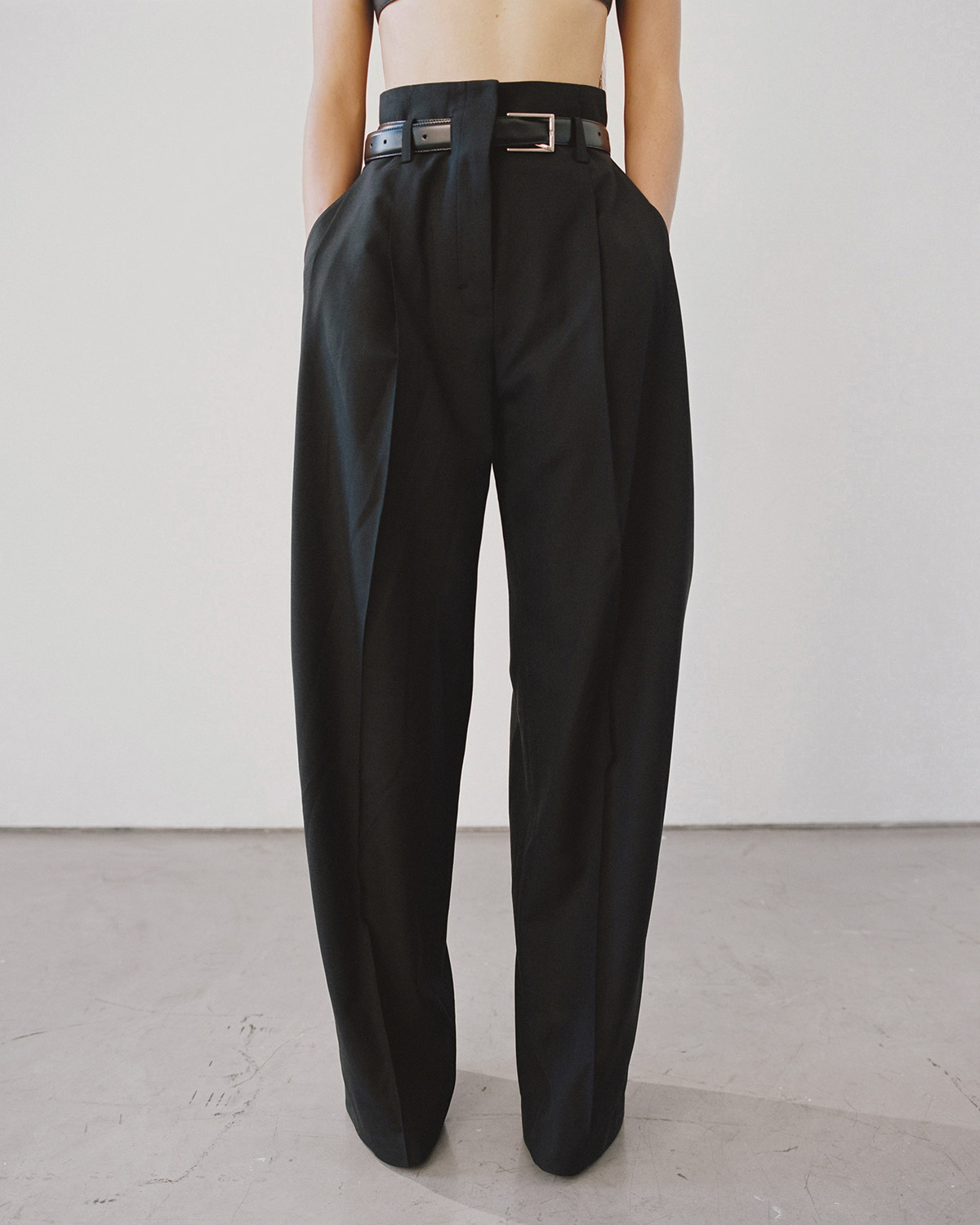 Pantalon large taille haute avec ceinture en cuir Wilhelm Vautrait. Porté face. 