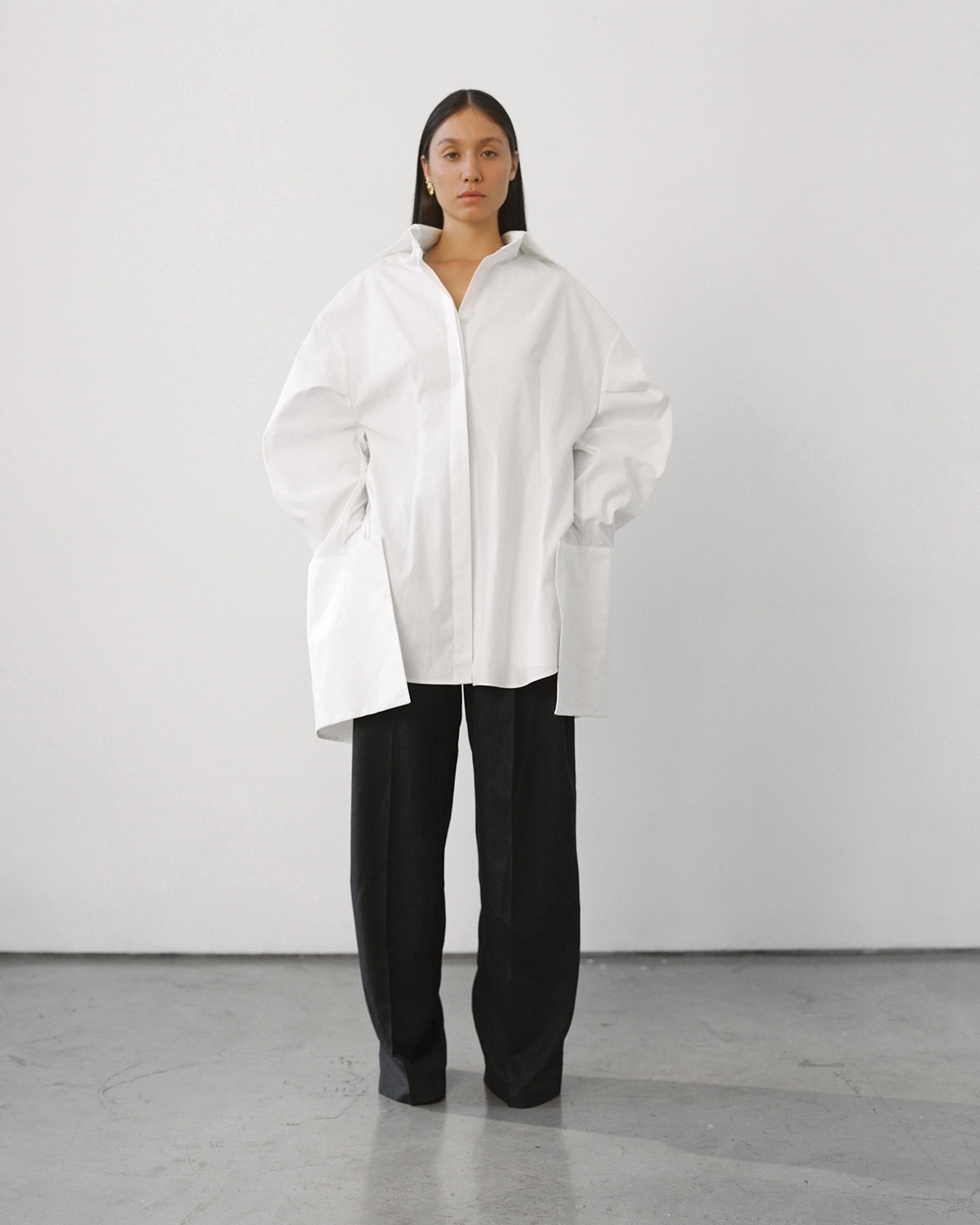 Chemise blanche oversized Edmund Vautrait. Porté avec un pantalon noir. 