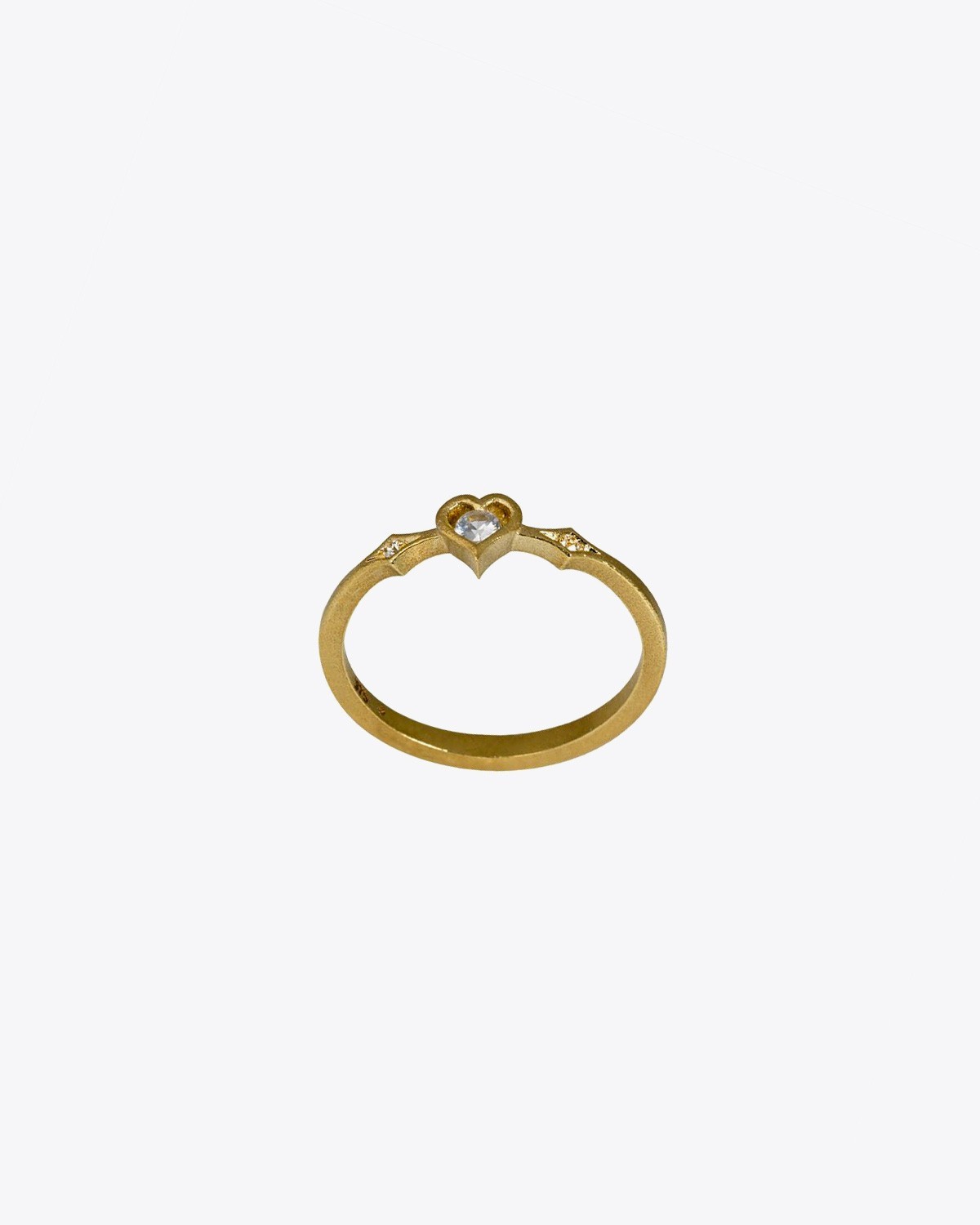 Bague coeur en or jaune 9 carats et saphir blanc Feidt Paris. 