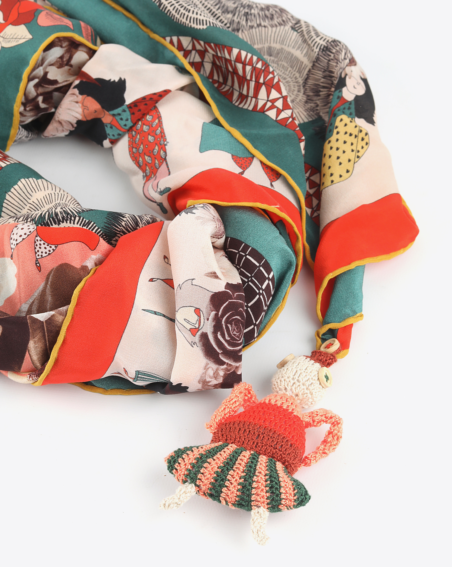 Foulard Rumi Su Sibylle en soie imprimée. Petite poupée tricotée accrochée au coin du foulard. 