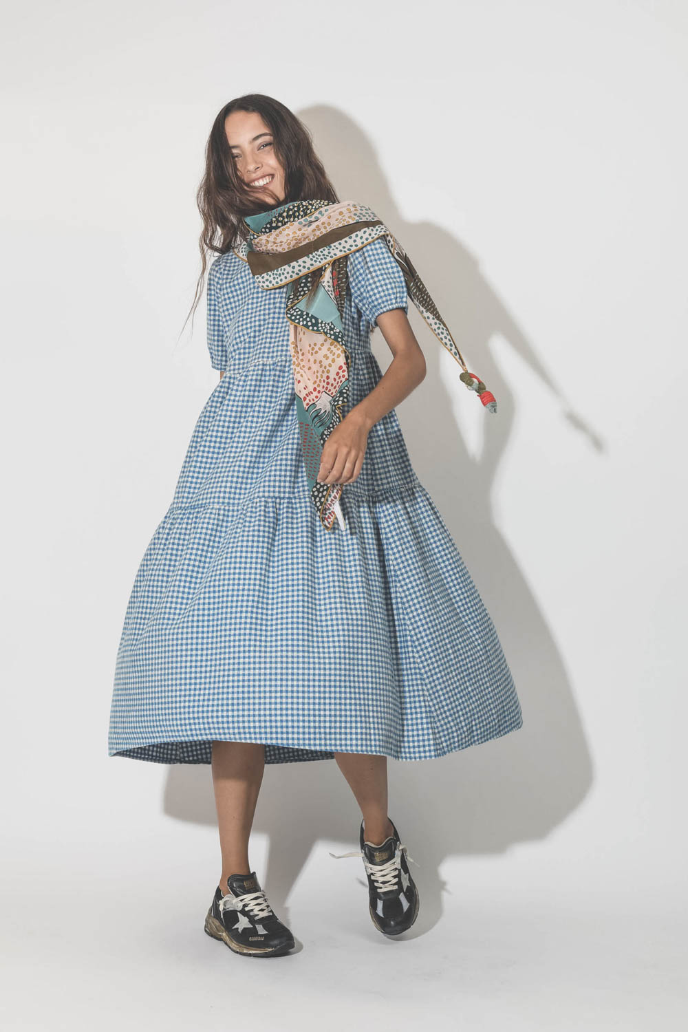 Foulard en soie imprim&eacute;e Rumisu avec une poup&eacute;e tricot&eacute;e &agrave; la main accroch&eacute;e sur un c&ocirc;t&eacute; du foulard.