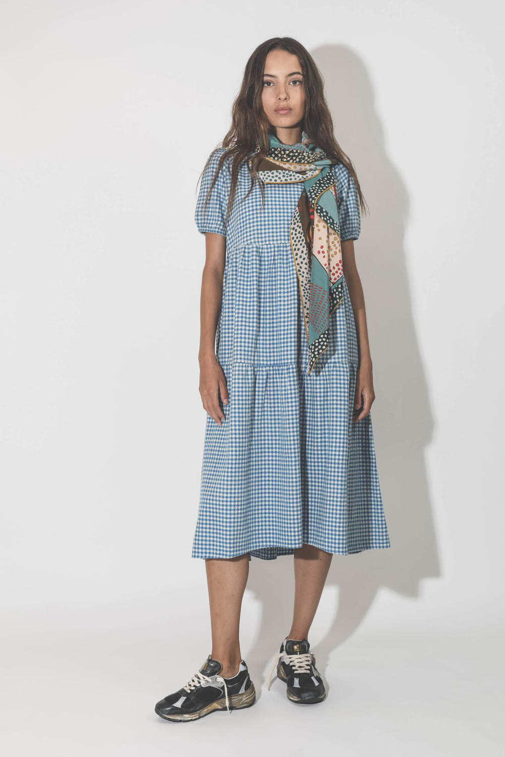 Foulard en soie imprim&eacute;e Rumisu port&eacute; avec une robe.