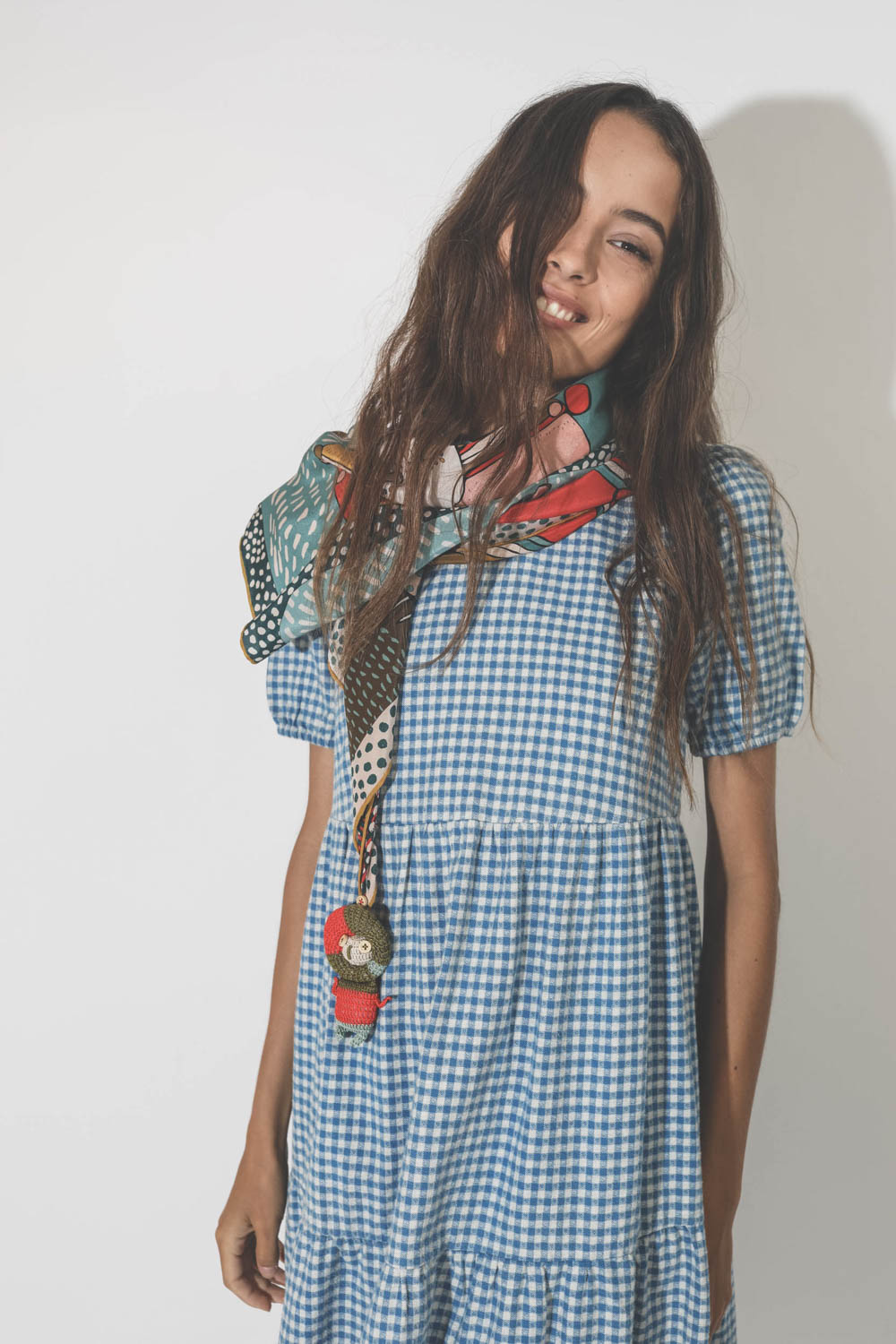 Foulard en soie imprim&eacute;e Rumisu avec une poup&eacute;e tricot&eacute;e &agrave; la main. 