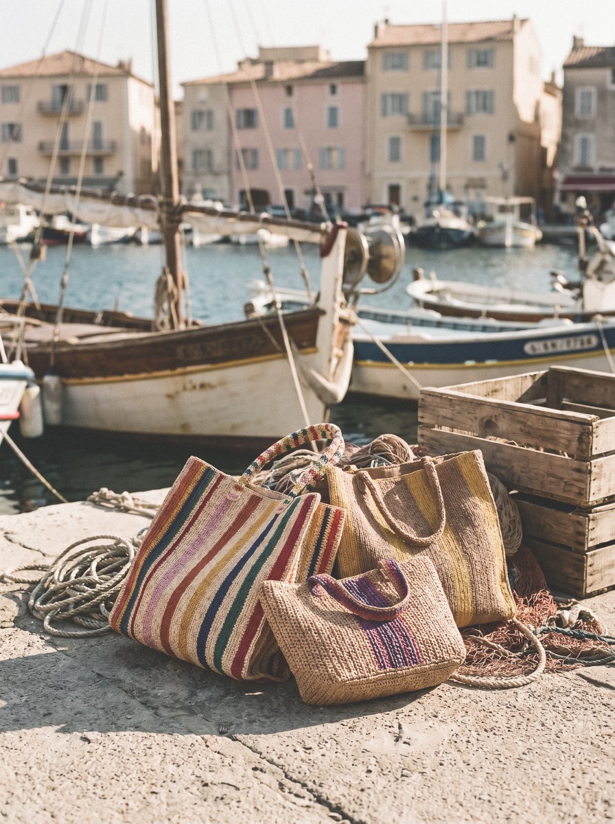 Grand Cabas Raffia Weekender Sand Sunshine Gabriele Frantzen en raphia ray&eacute; beige et jaune. D&eacute;tail des diff&eacute;rents formats.